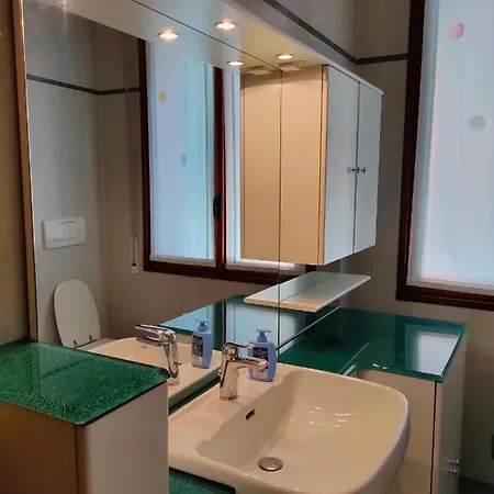Lovely 2 Beds Bedroom With Private Bathroom Habitación en casa particular Bolonia